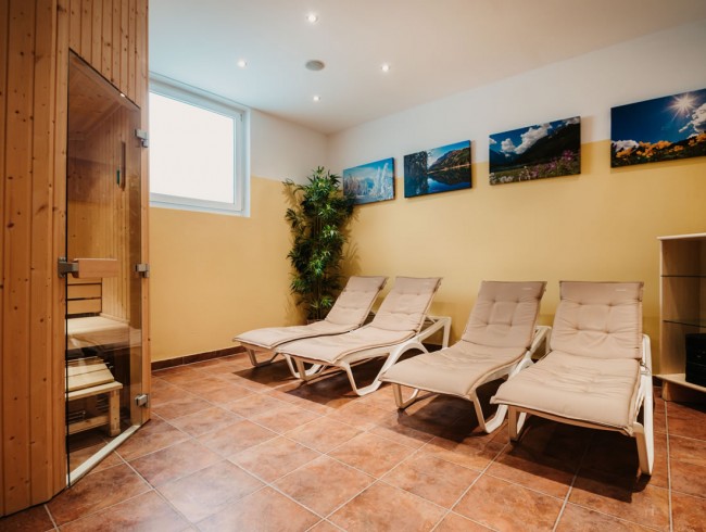 Sauna mit Ruheraum und gemütlichen Liegen